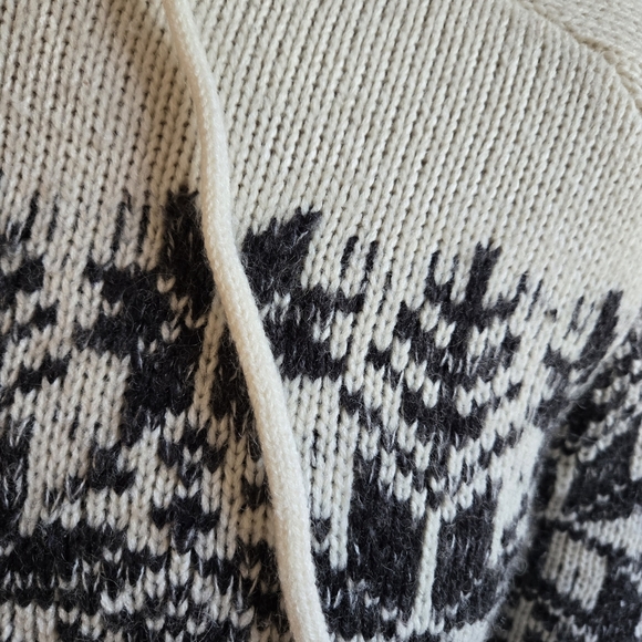 Cozy Knit Hooded Sweater with Snowflake Pattern - Picture 5 of 11